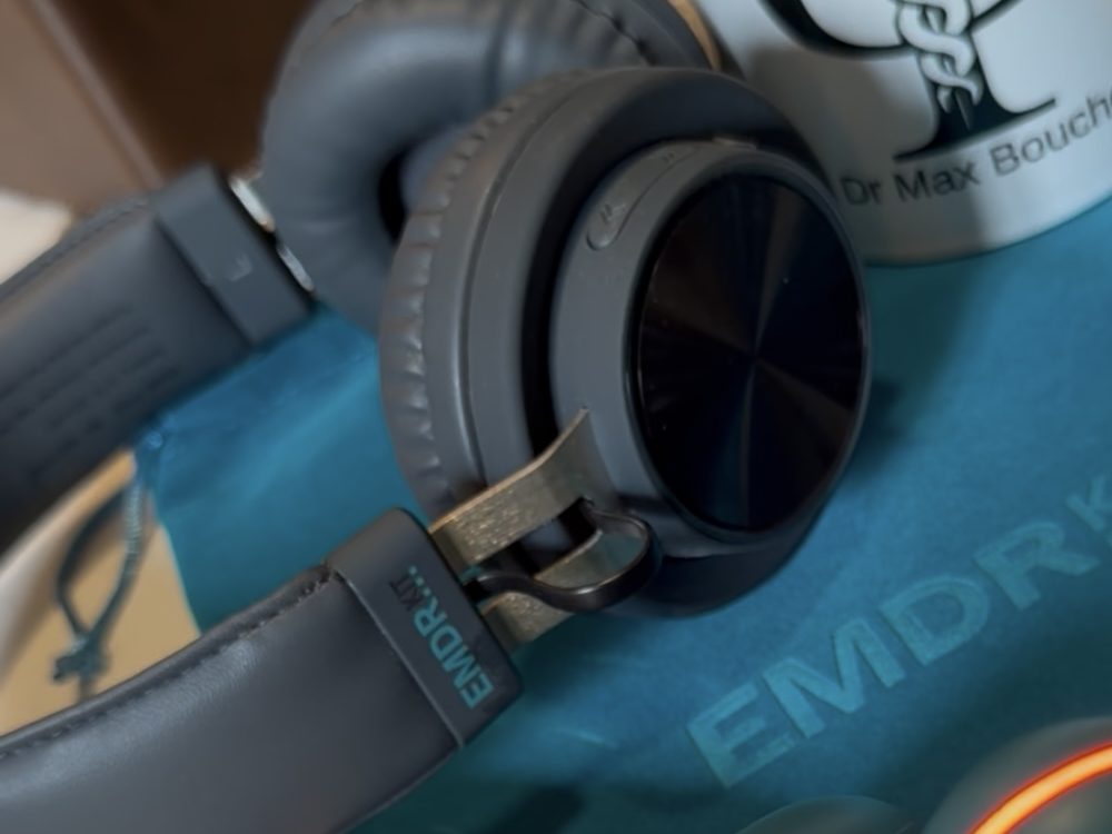 Casque audio EMDR posé sur sa pochette
