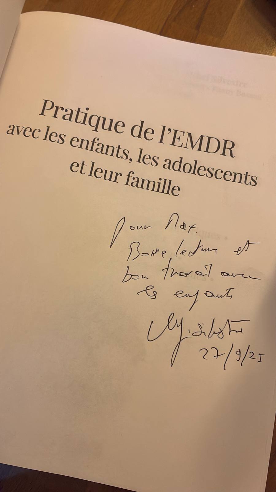 Dédicace manuscrite du coordinateur de l’ouvrage, datée du 27 septembre 2025 : bonne lecture et bon travail avec les enfants