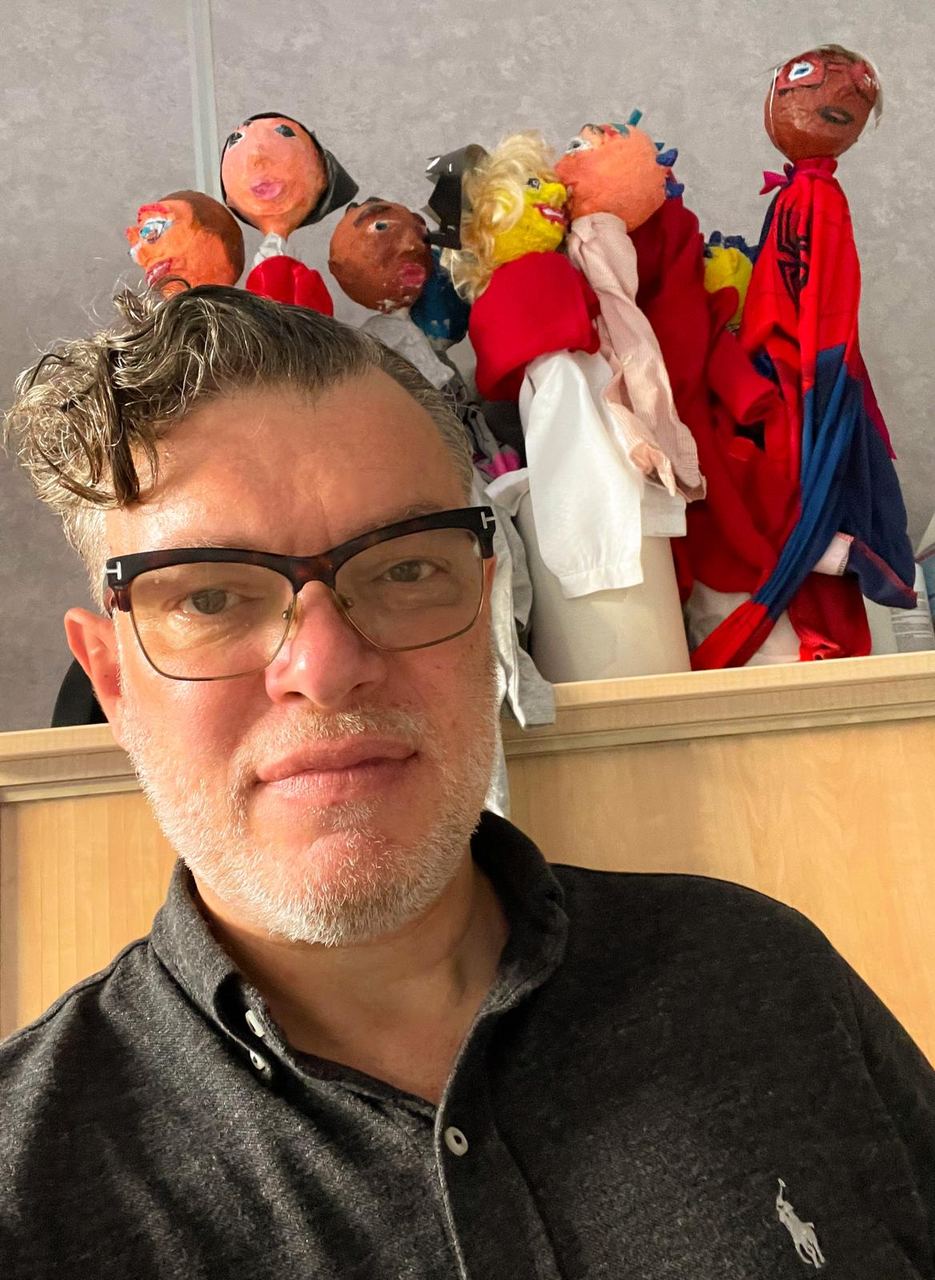 Des marionnettes en papier mâché alignées sur une étagère du CMP