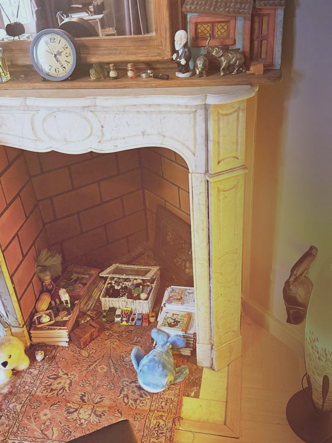 Le coin jouets du cabinet de Colombes, dans la cheminée : peluche, voitures, livres et jeux